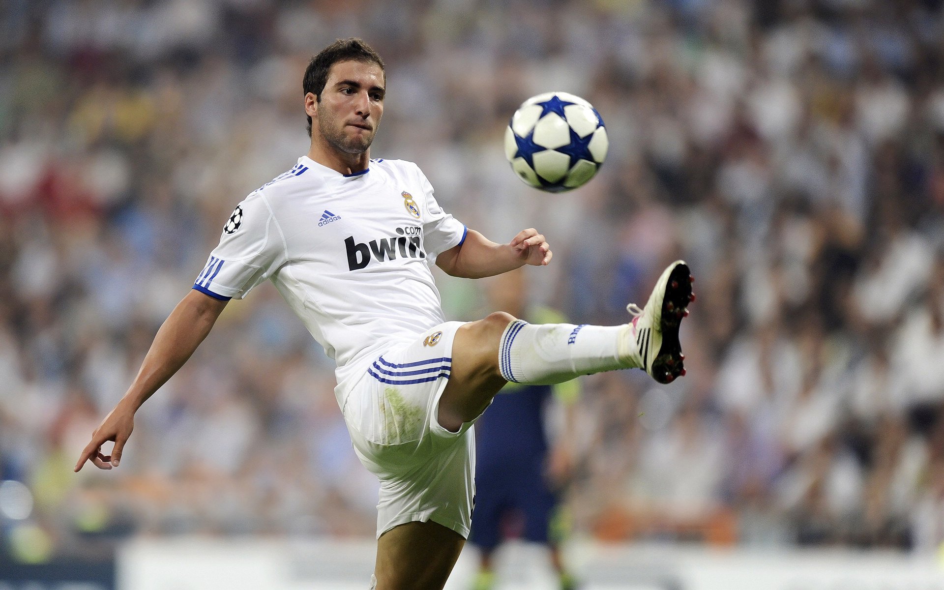 听障人士专属篮球赛 随裁判灯光节奏起跳与防守